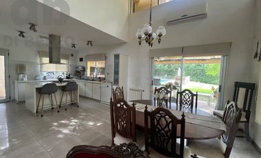 Casa en venta en Barrio Estancia Smithfield, sobre lote central