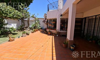 Venta casa 5 ambientes con cochera y jardín en Wilde