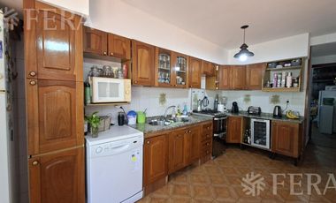 Venta casa 5 ambientes con cochera y jardín en Wilde