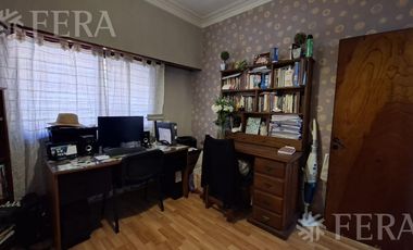 Venta casa 5 ambientes con cochera y jardín en Wilde