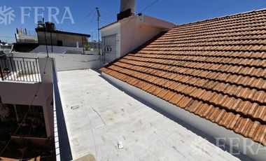 Venta casa 5 ambientes con cochera y jardín en Wilde