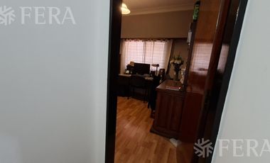 Venta casa 5 ambientes con cochera y jardín en Wilde