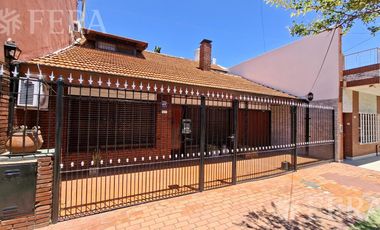 Venta casa 5 ambientes con cochera y jardín en Wilde