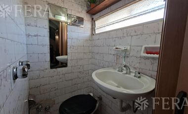 Venta casa 5 ambientes con cochera y jardín en Wilde