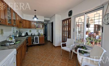 Venta casa 5 ambientes con cochera y jardín en Wilde