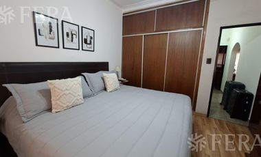 Venta casa 5 ambientes con cochera y jardín en Wilde