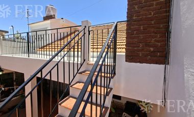 Venta casa 5 ambientes con cochera y jardín en Wilde