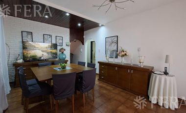 Venta casa 5 ambientes con cochera y jardín en Wilde