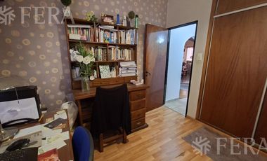 Venta casa 5 ambientes con cochera y jardín en Wilde