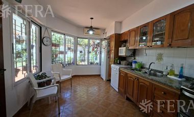 Venta casa 5 ambientes con cochera y jardín en Wilde