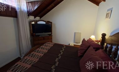 Venta casa 5 ambientes con cochera y jardín en Wilde