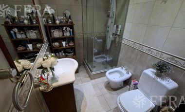 Venta casa 5 ambientes con cochera y jardín en Wilde