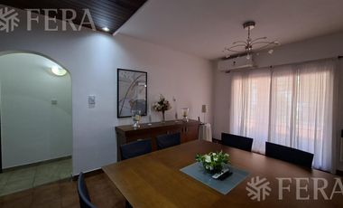 Venta casa 5 ambientes con cochera y jardín en Wilde