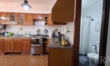 Venta casa 5 ambientes con cochera y jardín en Wilde