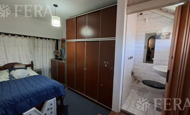 Venta casa 5 ambientes con cochera y jardín en Wilde