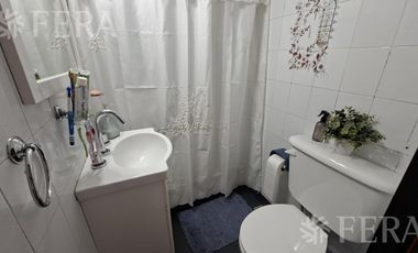 Venta casa 5 ambientes con cochera y jardín en Wilde