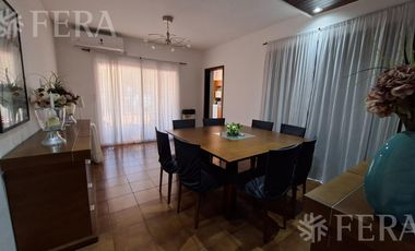 Venta casa 5 ambientes con cochera y jardín en Wilde