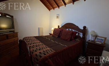 Venta casa 5 ambientes con cochera y jardín en Wilde