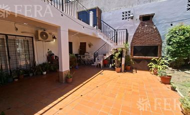 Venta casa 5 ambientes con cochera y jardín en Wilde