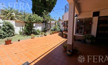 Venta casa 5 ambientes con cochera y jardín en Wilde