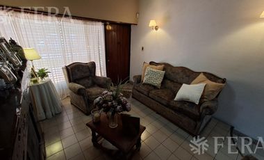 Venta casa 5 ambientes con cochera y jardín en Wilde