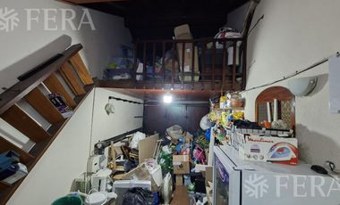 Venta casa 5 ambientes con cochera y jardín en Wilde