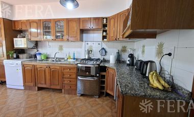 Venta casa 5 ambientes con cochera y jardín en Wilde