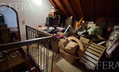 Venta casa 5 ambientes con cochera y jardín en Wilde