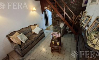 Venta casa 5 ambientes con cochera y jardín en Wilde