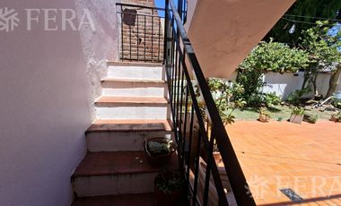 Venta casa 5 ambientes con cochera y jardín en Wilde