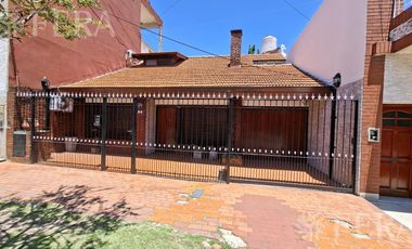 Venta casa 5 ambientes con cochera y jardín en Wilde
