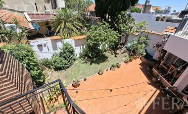 Venta casa 5 ambientes con cochera y jardín en Wilde