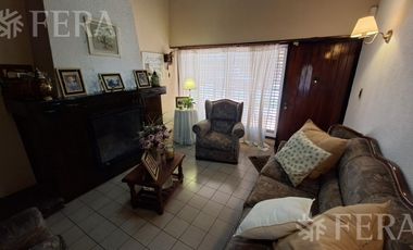 Venta casa 5 ambientes con cochera y jardín en Wilde