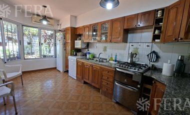 Venta casa 5 ambientes con cochera y jardín en Wilde