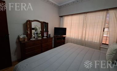 Venta casa 5 ambientes con cochera y jardín en Wilde