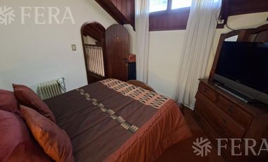 Venta casa 5 ambientes con cochera y jardín en Wilde