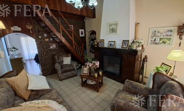 Venta casa 5 ambientes con cochera y jardín en Wilde