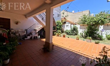 Venta casa 5 ambientes con cochera y jardín en Wilde