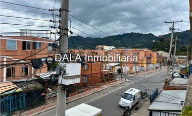 SE VENDE CASA INDEPENDIENTE EN EL CENTRO DE CHIA