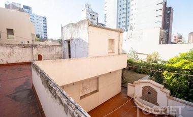 Importante Casa- a 50 metros de la Plaza 25 de Mayo