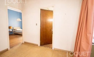 Importante Casa- a 50 metros de la Plaza 25 de Mayo