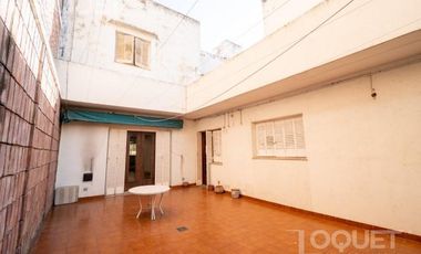 Importante Casa- a 50 metros de la Plaza 25 de Mayo