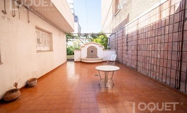 Importante Casa- a 50 metros de la Plaza 25 de Mayo