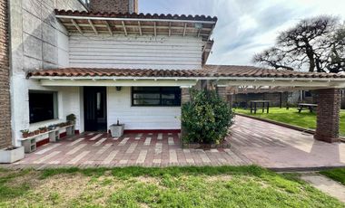 Casa en venta en el corazón de San Antonio de Areco - 1684 m2 de terreno