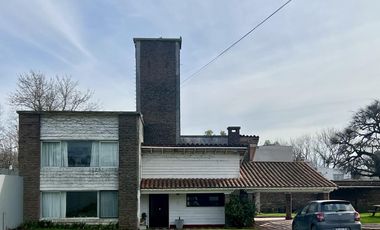 Casa en venta en el corazón de San Antonio de Areco - 1684 m2 de terreno