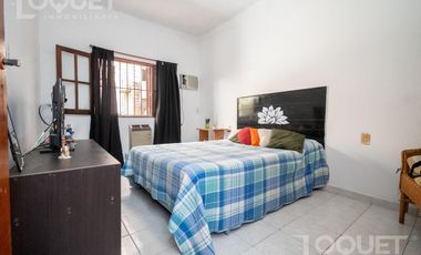 Casa de 2 dormitorios, patio y cochera en Sargento Cabral