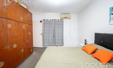 Casa de 2 dormitorios, patio y cochera en Sargento Cabral