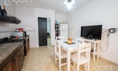 Casa de 2 dormitorios, patio y cochera en Sargento Cabral