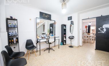 Casa de 2 dormitorios, patio y cochera en Sargento Cabral