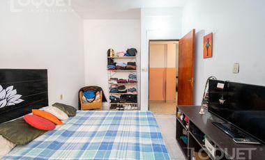 Casa de 2 dormitorios, patio y cochera en Sargento Cabral